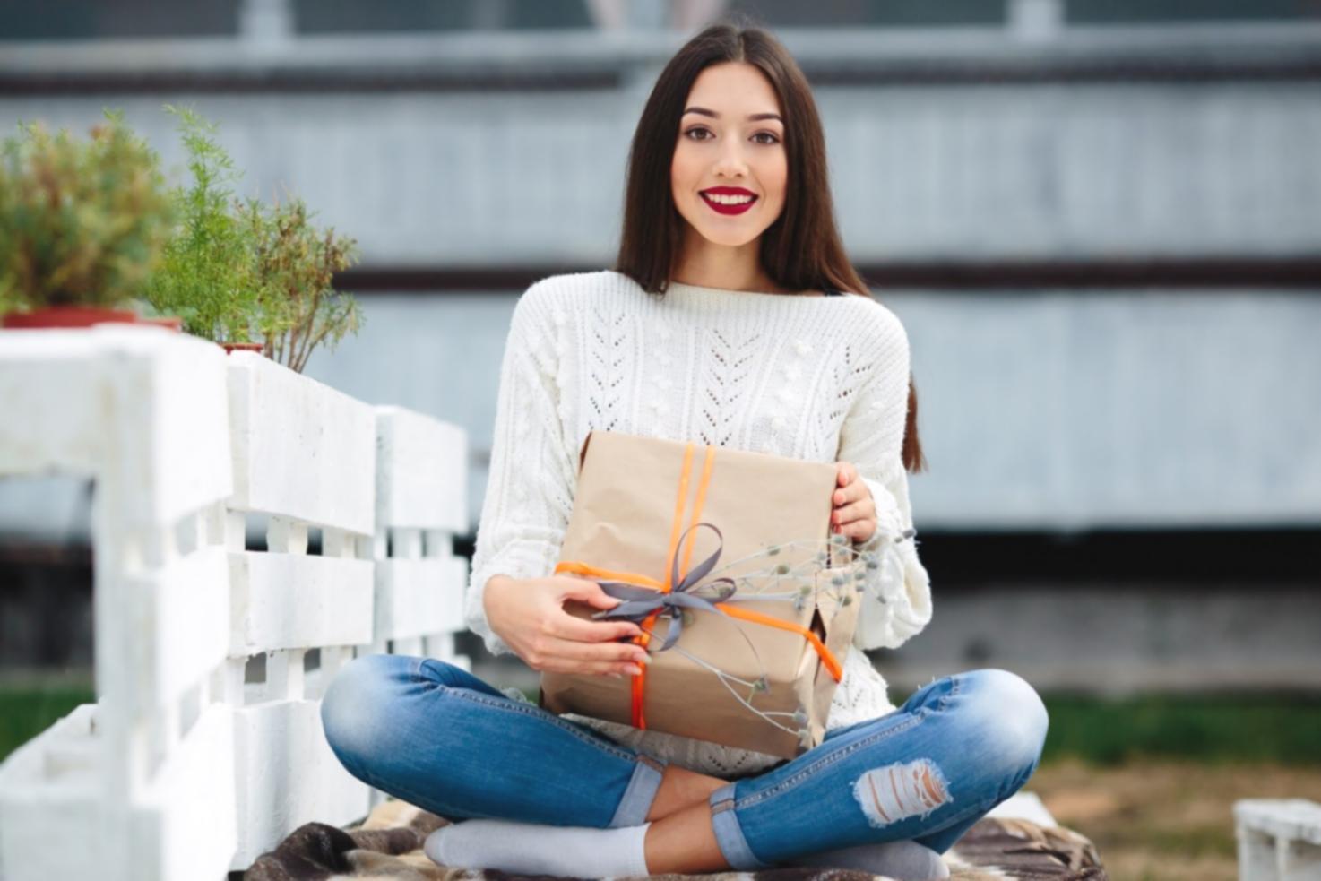 Digitale Finanzplanung mit Smartphone und Notizen