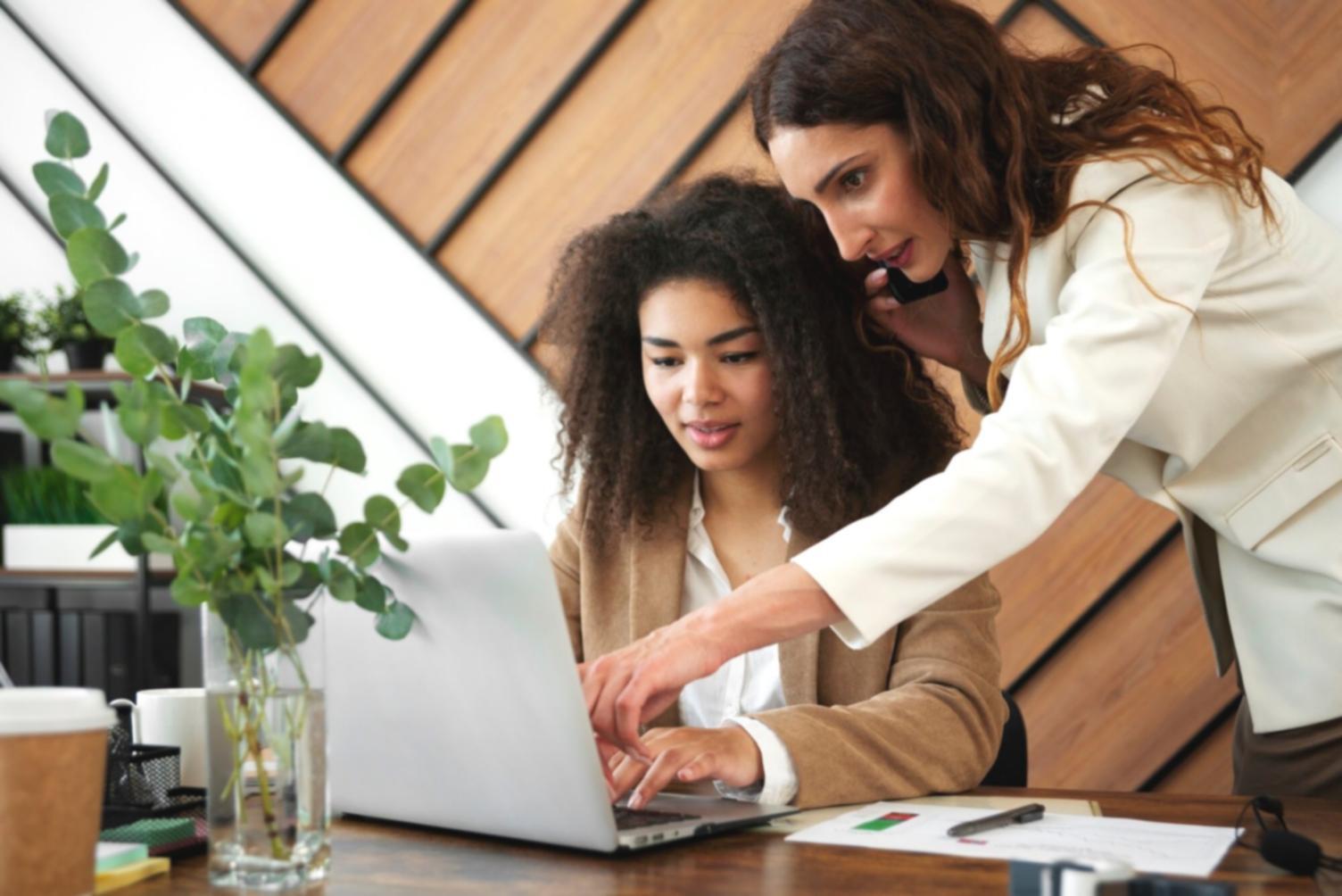 Moderne Budgetplanung mit digitalen Tools und Dokumenten auf einem aufgeräumten Schreibtisch