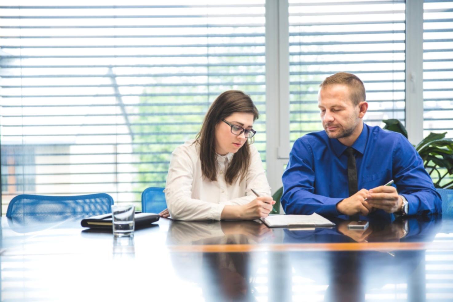 Professionelle Finanzberatung in modernem Büro